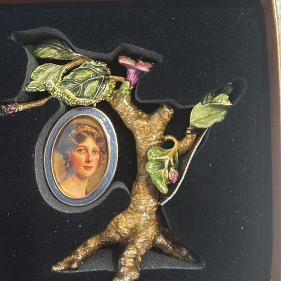 Jay Strongwater Other - JAY STRINGWATER DARJEELING PENDANT TREE FRAME 
(FLORA)
NEE W/BOX
5066